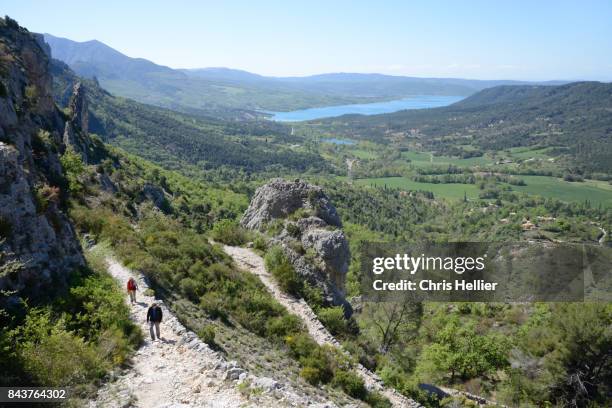 walkers on footpath above lake sainte croix from moustiers - alpes de haute provence ストックフォトと画像