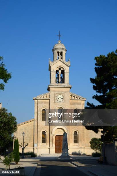 main church (1867) aureille les alpilles provence - les alpilles stockfoto's en -beelden