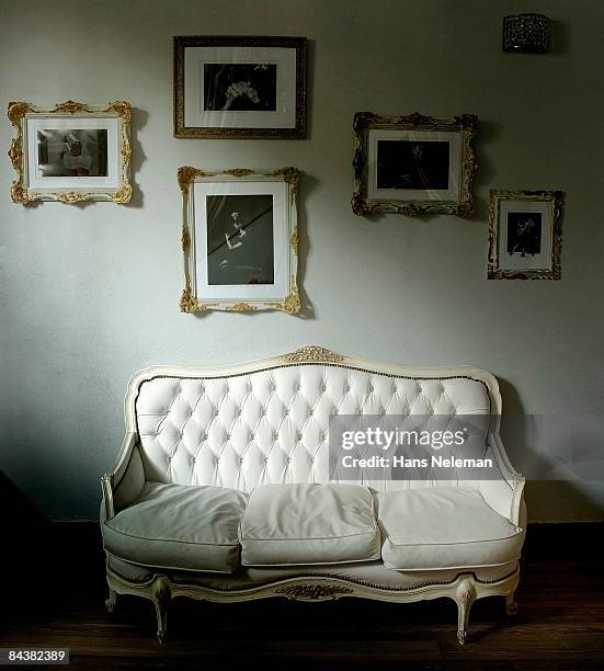 antique sofa with pictures of tango dancers  - antique sofa styles foto e immagini stock