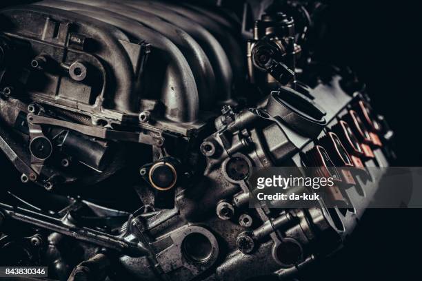 v10 エンジンのクローズ アップ - diesel piston ストックフォトと画像