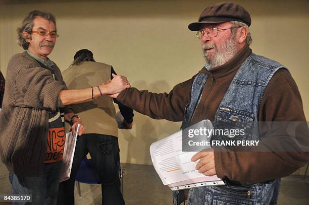 Pascal et Serge dit "Balthazar, ex-SDF habitant en foyer, participent en compagnie de bénévoles à une répétition dans une salle municipale à Nantes...