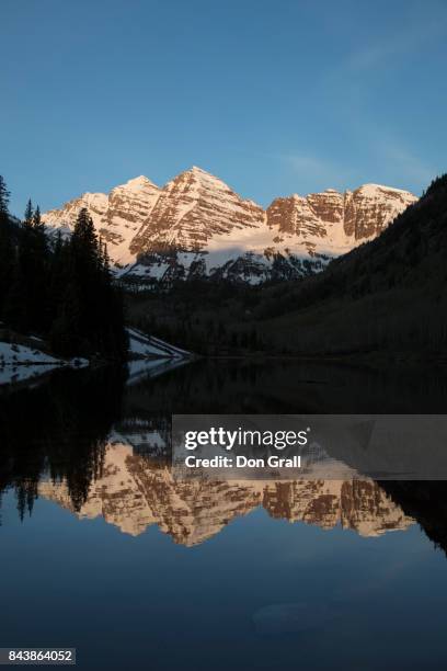 maroon bells reflection - forêt nationale de white river photos et images de collection