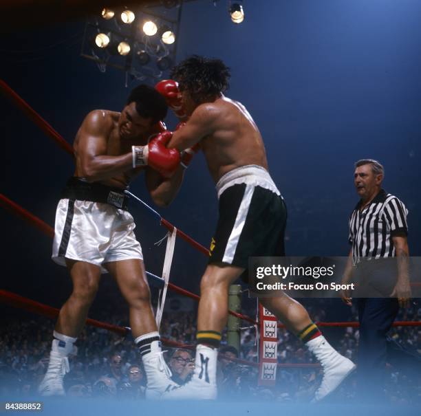 Mohammad Ali tries to tie up Alfredo Evangelista during a WBC/WBA heavyweight championship fight on May 16, 1977 at the Capital Center in...