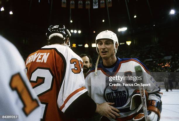 Wayne Gretzky of the Edmonton Oilers shakes hands with the Philadelphia Flyers after Game 7 of the 1987 Stanley Cup Finals on May 31, 1987 at the...