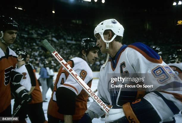 Wayne Gretzky of the Edmonton Oilers shakes hands with the Philadelphia Flyers after Game 7 of the 1987 Stanley Cup Finals on May 31, 1987 at the...