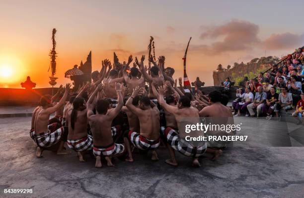 uluwatu kecak en brand dans, bali, indonesië - indonesische etniciteit stockfoto's en -beelden