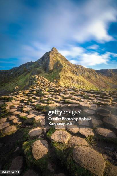 the giant's causeway - giant's causeway imagens e fotografias de stock