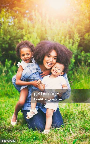 moeder en dochters buiten - gezin met twee kinderen stockfoto's en -beelden