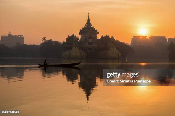 golden karaweik palace in kandawgyi royal lake, yangon, myanmar - shwedagon pagoda stock pictures, royalty-free photos & images