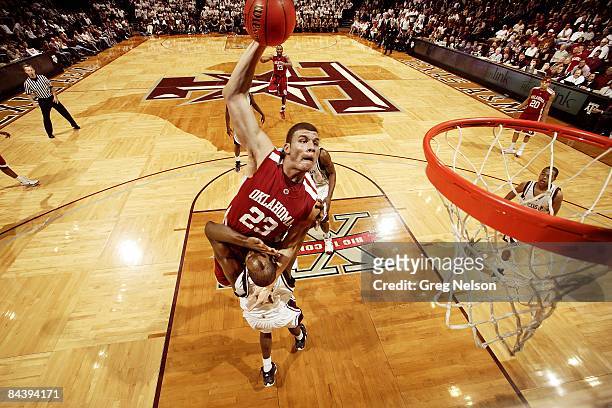 Aerial view of Oklahoma Blake Griffin in action, dunk vs Texas A&M. College Station, TX 1/17/2009 CREDIT: Greg Nelson