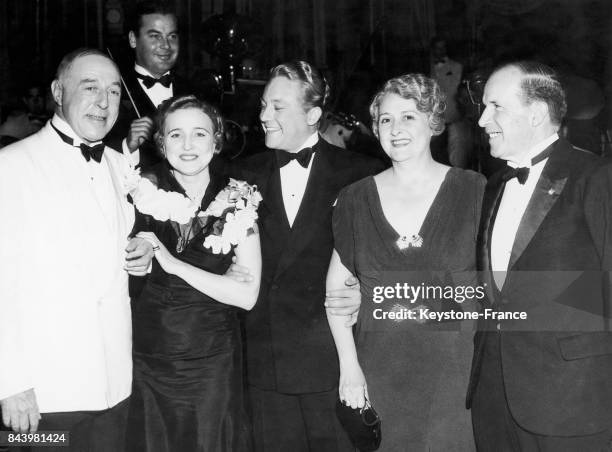 Stuart Blackton, Clara Kimball Young, Gene Raymond, Agnes Ayres et D W Griffith à une réunion réunissant les stars des film muet et parlant organisée...