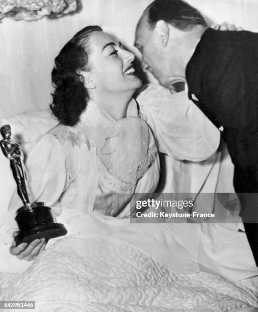 Joan Crawford, alitée pour cause de grippe, a reçu ultérieurement l'Oscar de la meilleure actrice pour son rôle dans le film 'Le roman de Mildred...
