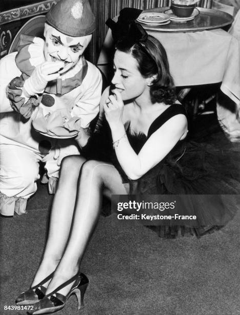 Joan Crawford et le clown Shorty à la soirée 'Circus Party' à Hollywood, à Los Angeles, en Californie, aux Etats-Unis, le 17 mars 1938.