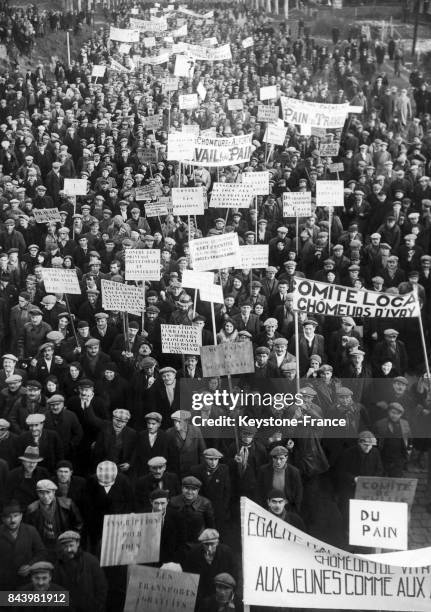 Dans le contexte de la crise économique mondiale née de la crise de 1929 aux Etats-Unis, des chômeurs français manifestent contre le manque de...