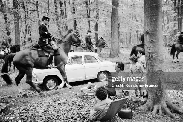 Des cavaliers de la garde républicaine patrouillent dans la forêt de Fontainebleau en France, pour assurer la tranquilité des promeneurs et faire...
