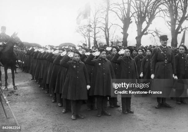 Elèves saluant lors de la remise de la croix de chevalier de la légion d'honneur aux écoles miliatires préparatoires par le général Duffieux dans la...