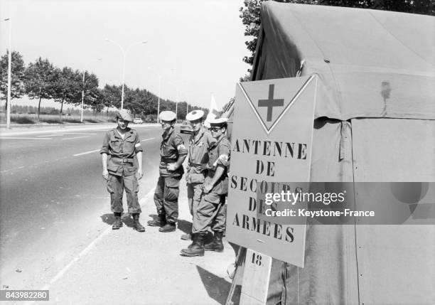 Des postes de secours militaires ont été installés pour les vacances sur 14 itinéraires, ici à Trappes en France, le 15 juillet 1969.