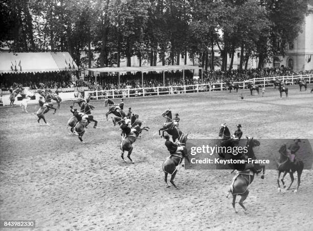 Le salut des chevaux pendant la présentation du 'Cadre noir' à l'école de cavalerie de Saumur à Saumur en France, le 1er août 1933.