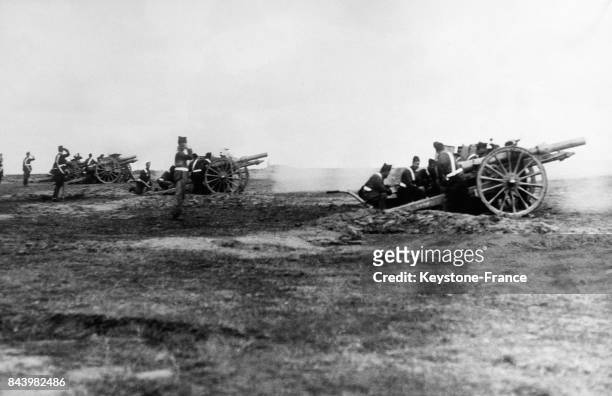 Une batterie d'artillerie espagnole desservie par les cadets de l'Ecole d'Artillerie de Carabanchel, en Espagne le 23 juin 1932.
