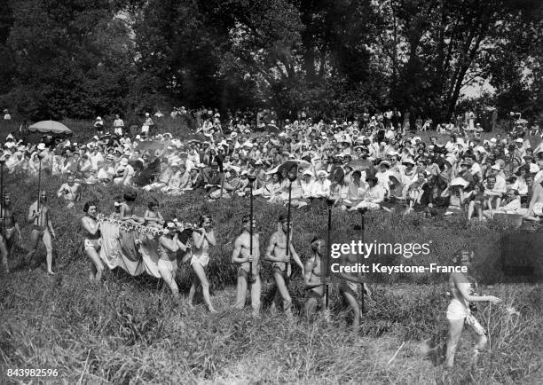 Défilé de jeunes gens à oitié dévêtus pendant la fête du naturisme au Domaine de Physiopolis à Villennes-sur-Seine, France en 1932.