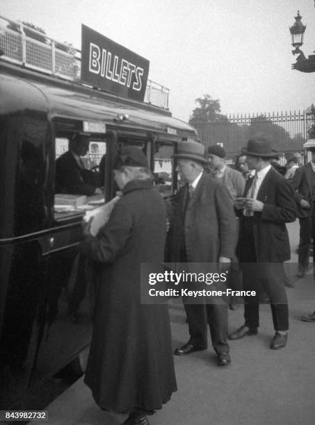 Autobus transformé en guichet de vente pour l'achat des billets pour les bus touristiques Citroën place de la Concorde à Paris, France, en 1937.