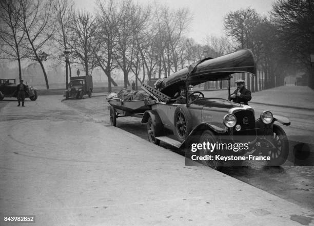 Arrivée d'un canoe canadien sur le toit d'une voiture au Salon Nautique cours Albert Ier le 15 novembre 1932 à Paris, France.