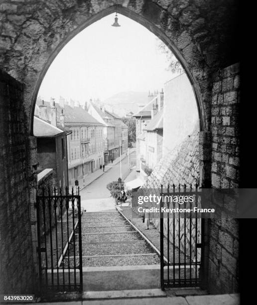 Rue principale vue depuis le château Saint-Jean en Savoie, circa 1930 à Chambéry, France.