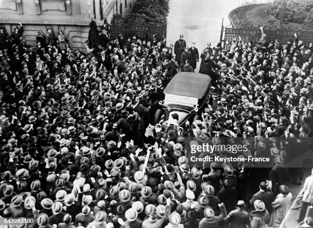 La voiture d'Adolf Hitler est prise d'assaut par ses partisans enthousiastes à sa sortie de la Chancellerie après un entretien avec le président...