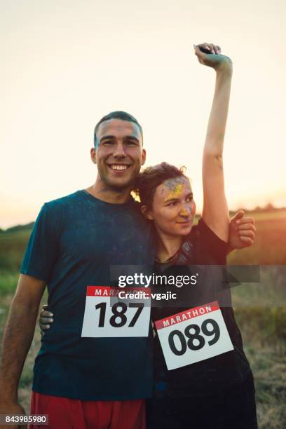 marathon-läufer  - holirun stock-fotos und bilder