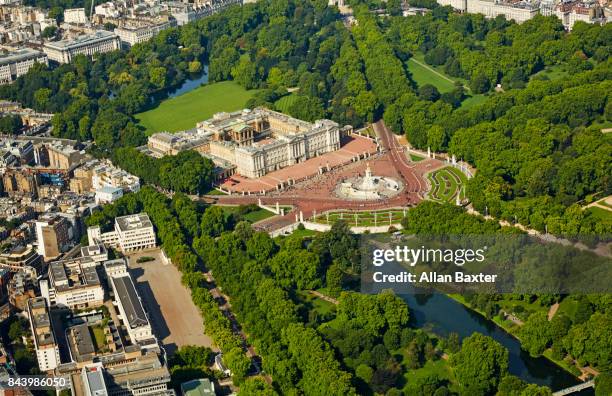 aerial view of buckingham palace in london - buckingham palace foto e immagini stock