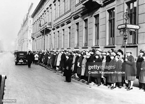 Foule attendant devant le domicile du président Hindenburg, Fotografia de notícias