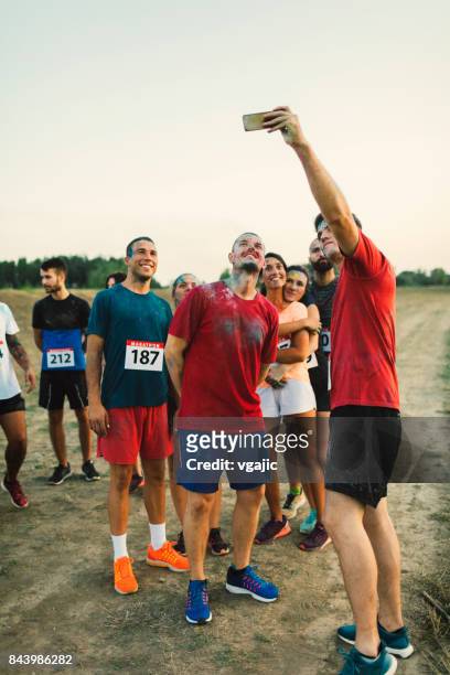 marathon-läufer machen selfie - holirun stock-fotos und bilder