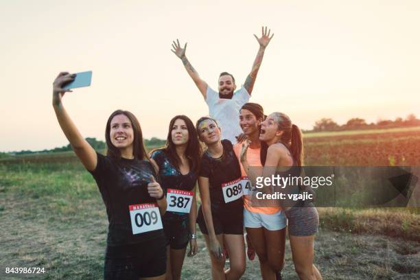 marathon-läufer machen selfie - holirun stock-fotos und bilder