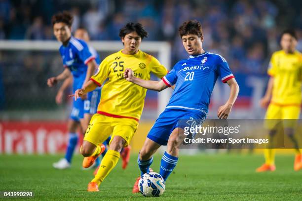 Suwon Samsung FC midfielder Baek Jihoon fights for the ball with Kashiwa Reysol midfielder Kobayashi Yusuke during the 2015 AFC Champions League...