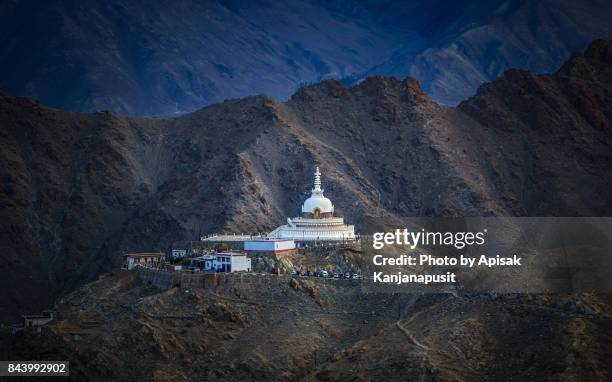 shanti stupa in leh, ladakh, india - tempel shanti stupa stock-fotos und bilder