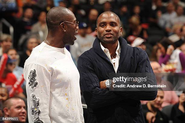 Dallas Cowboys wide receiver Terrell Owens and former Los Angeles Clipper Cuttino Mobley watch a game from courtside between the Los Angeles Lakers...