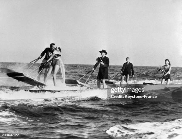 Deux mariés, le pasteur, ainsi que le garçon et la demoiselle d'honneur surfent en aquaplane lors de la cérémonie de mariage en Californie le 3...