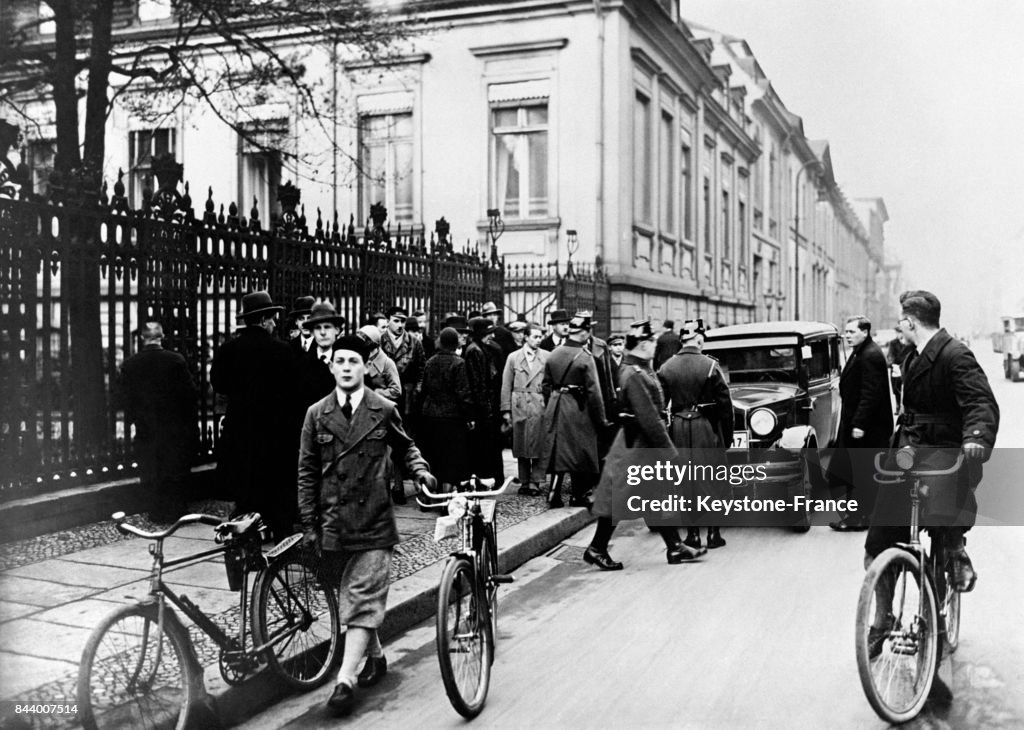 Foule devant la résidence du Maréchal Hindenburg