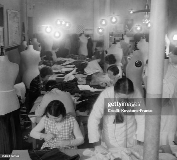 Concours de couture organisé à la chambre syndicale de la couture parisienne pour la 3ème exposition nationale du travail 'Les meilleurs ouvriers de...