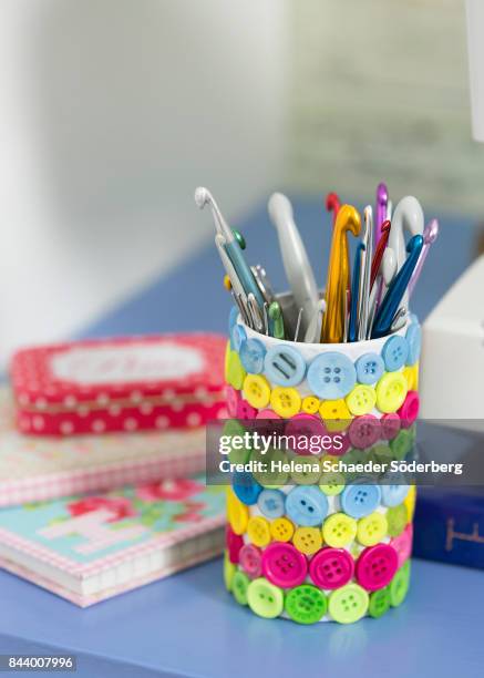 pen stand with crochet hooks - button craft foto e immagini stock