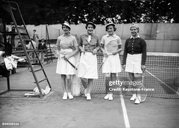 De gauche à droite, Miss Stamers, Miss Scriven contre Madame Hopman et Madame Adamson avant leur quart de finale au stade Roland-Garros à Paris,...