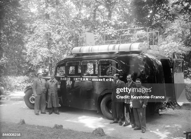 La voiture TSF de 'L'intransigeant' qui va suivre le Tour de France, à l'extrême-gauche Gauthier Chaumet et à l'extrême-droite Jean Antoine , radio-...