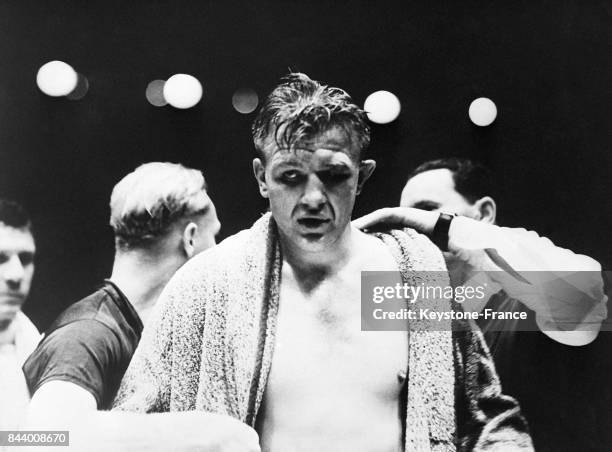 Le boxeur Walter Neuscl,la face tuméfiée dont l'oeil gauche est très endommagé, après sa victoire au stade de Wembley à Londres, Royaume-Uni le 26...