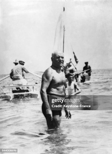 Mussolini se baigne à Riccione, Italie le 25 juin 1935.