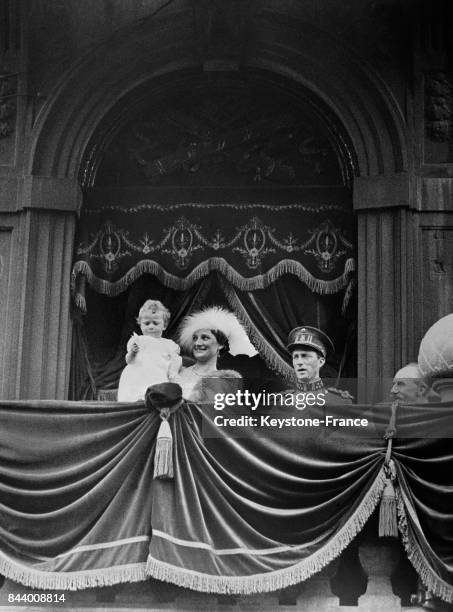 Le roi Léopold III, la reine Astrid et le petit prince de Liège au balcon de l'Hôtel de Ville de Liège, Belgique le 8 juin 1935.