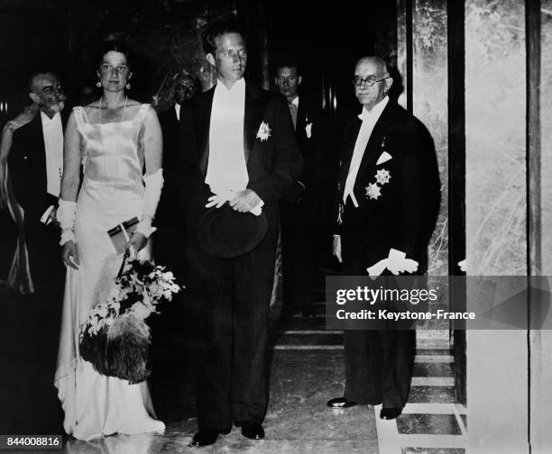 Le roi Léopold III de Belgique et la reine Astrid arrivant au gala à Bruxelles, Belgique en 1935.