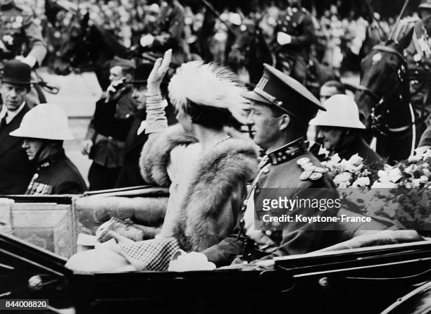 Le roi Léopold III et la reine Astrid, assis dans leur voiture, sont acclamés par la foule, à Liège, Belgique le 8 juillet 1935.