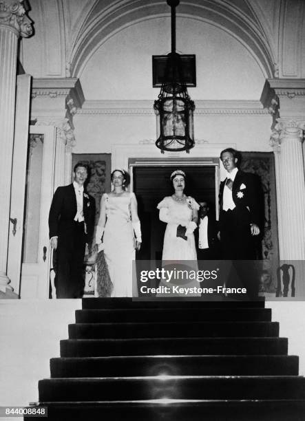 De gauche à droite, le duc d'York, la reine Astrid, la duchesse d'York et le roi Léopold III à l'ambassade britannique à Bruxelles, Belgique le 2...