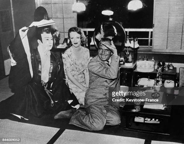 De gauche à droite, Onoe Kikugoro, célèbre acteur japonais, lady Sylvia Ashley et Douglas Fairbanks photographiés dans la loge de l'artiste japonais...