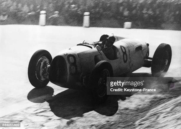 Le coureur automobile Bernd Rosemeyer dans sa voiture 'Auto Union' lors du grand prix de Prague, qu'il va gagner, à Prague, République Tchèque, le 2...